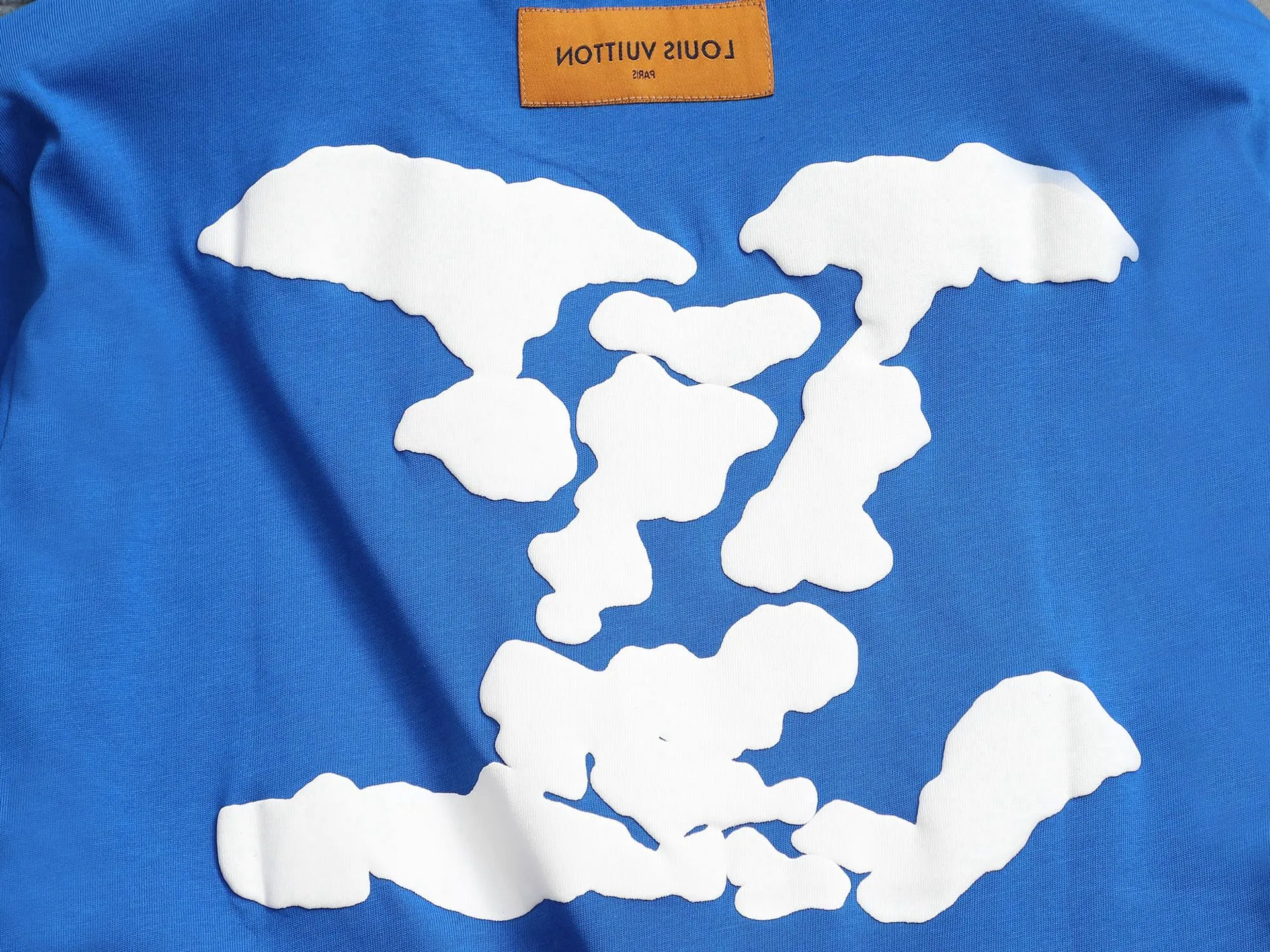 🅿️170 LouisVuitton/Louis Vuitton Foam printed T-shirt short sleeves High quality🔥High version Super iconic brand logo printing pattern The original printing is reproduced one to one, using imported puree and graffiti craftsmanship. The fabric is made of pure combed cotton. It is fresh and comfortable to match with sports shoes. Suitable for shopping and dating. When layered, it looks like a blogger. Low-key and tasteful. Original fabric 260g double yarn with high weight, 100% combed cotton, custom-woven and dyed with no color difference, no pressure in and out of the counter, through-shoulder strapping process, increased washing life of clothes, no deformation, high version digital printing process, no fading, bright colors, the same style as Internet celebrity stars, regardless of age, body shape or gender, super eye-catching, very fashionable ❤️❤️, very comfortable in hand, super texture, fashionable and individual, super versatile and good-looking, a must-have for everyone Better match for couples. Hang tag, collar label, washed wheat, all three labels are complete! ! Loose fit, same style for men and women Color: black/white/color blue Size: XS S M L